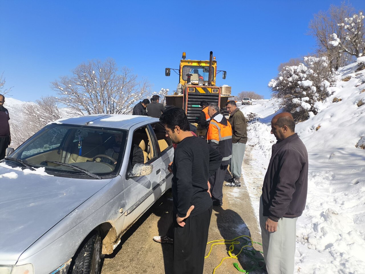 نجات معجزه‌آسای سرنشینان پژو در برف و کولاک روانسر