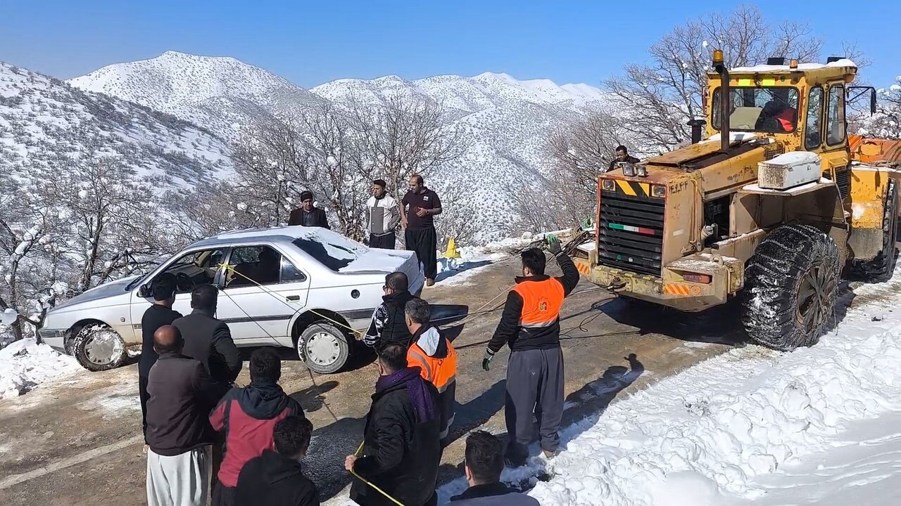 نجات معجزه‌آسای سرنشینان پژو در برف و کولاک روانسر