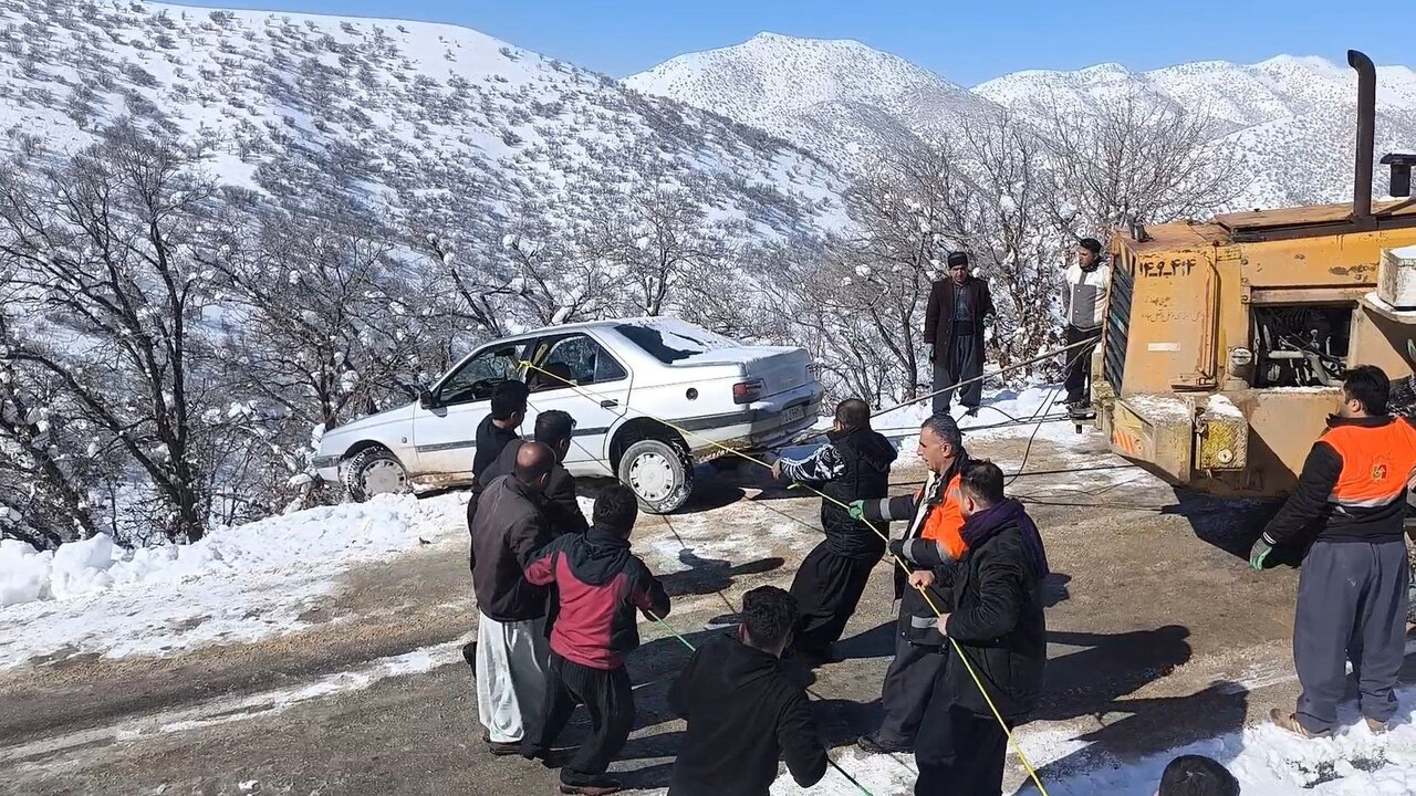 نجات معجزه‌آسای سرنشینان پژو در برف و کولاک روانسر