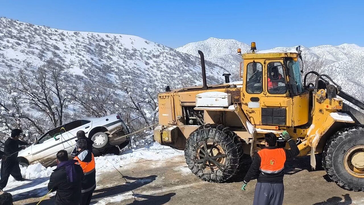 نجات معجزه‌آسای سرنشینان پژو در برف و کولاک روانسر