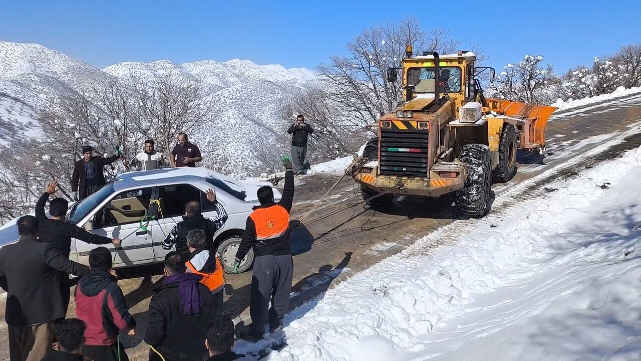 نجات معجزه‌آسای سرنشینان پژو در برف و کولاک روانسر