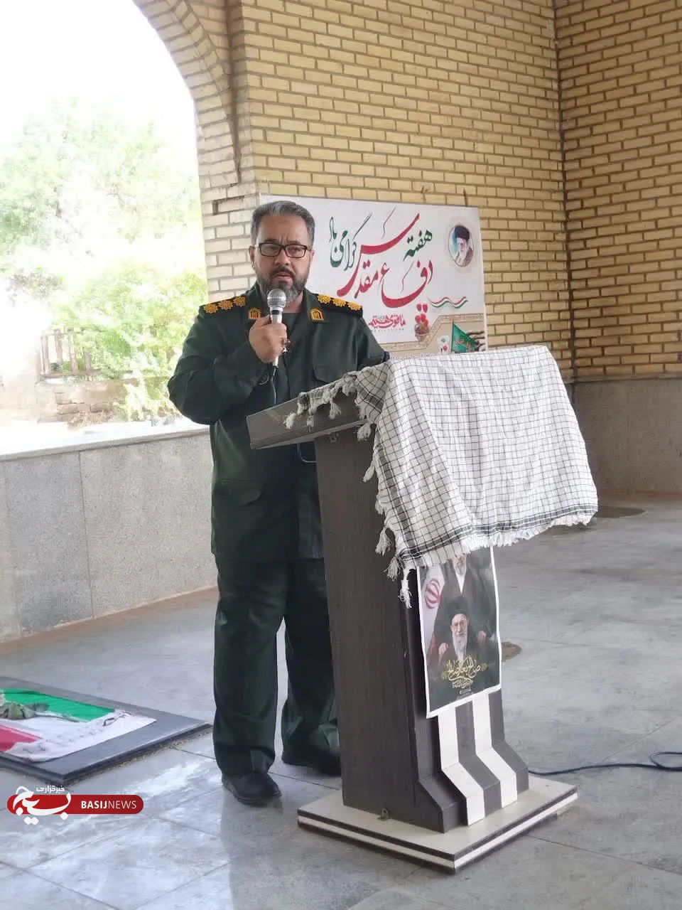 آیین غبارروبی و عطرافشانی مزار شهدای شهرستان هویزه در نخستین روز از هفته دفاع مقدس آیین غبارروبی و عطرافشانی مزار شهدای شهرستان هویزه در نخستین روز از هفته دفاع مقدس