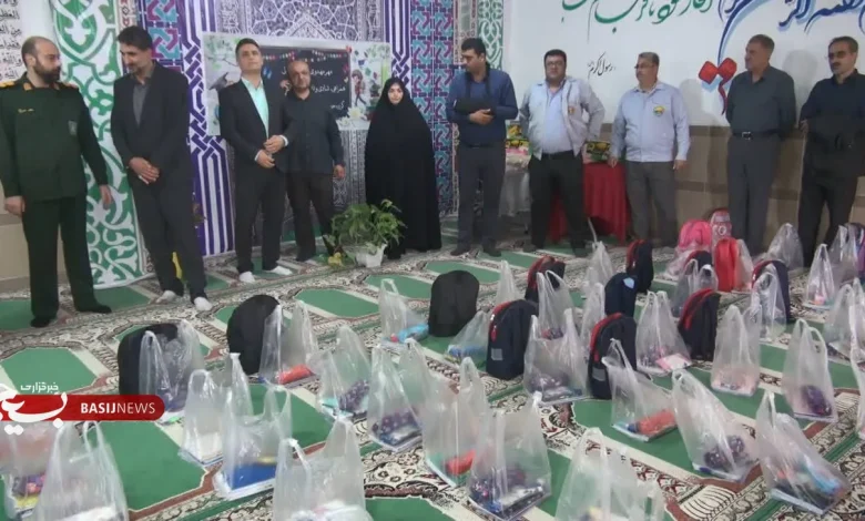 توزیع بیش از ۲۵۰ بسته لوازم‌التحریر و کیف میان دانش‌آموزان کم‌برخوردار عباس‌آباد