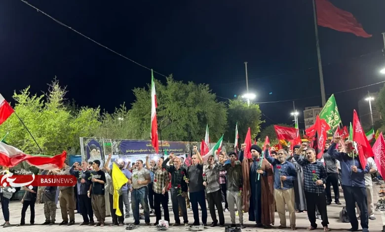 گل‌باران حماسه/ تقدیر از مردم خرمشهر قهرمان