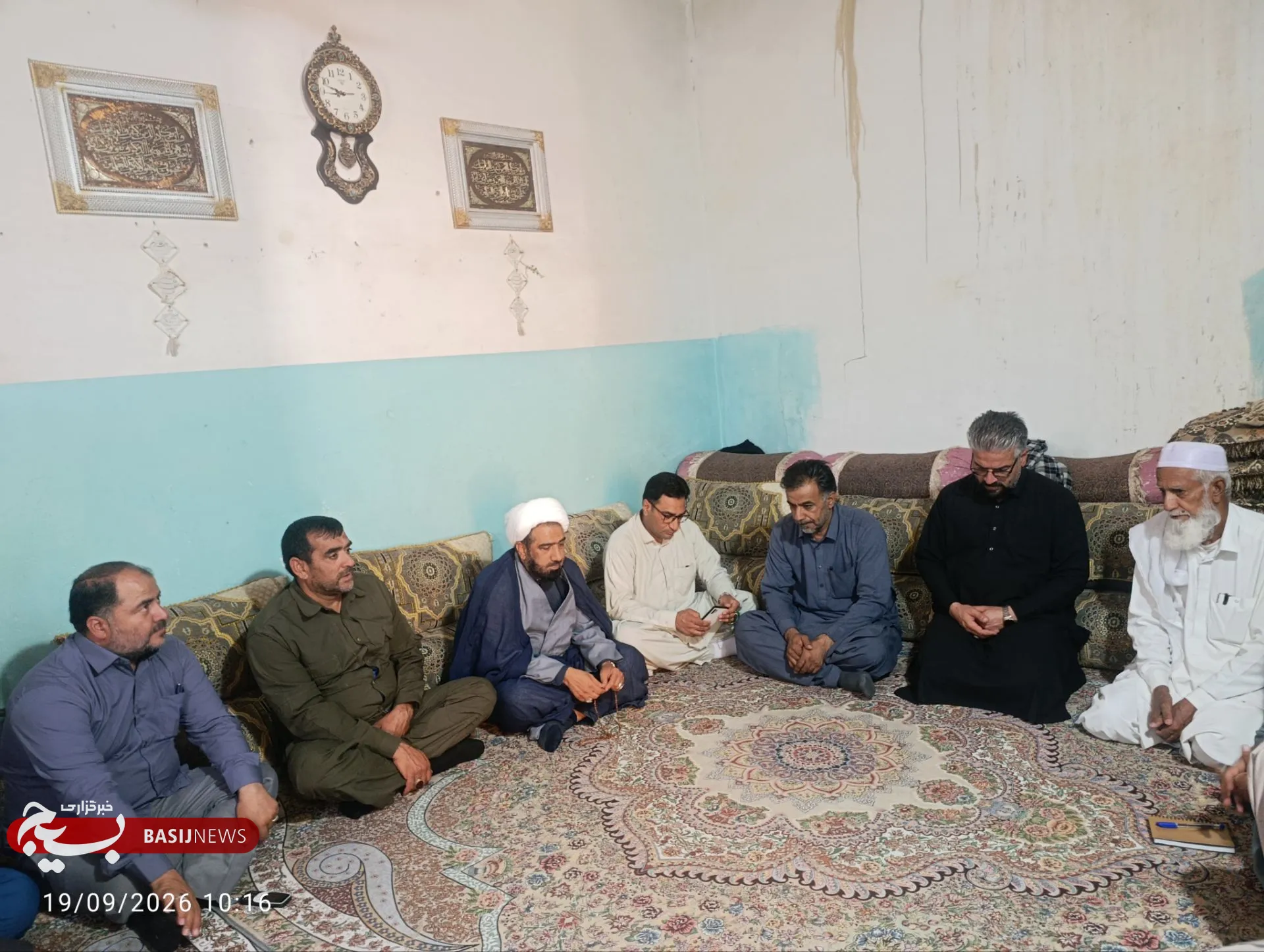 تجلیل از ایثارگری خانواده بزرگوار شهید «مسلم فاضلی» در دیدار امام جمعه سراوان و فرمانده تجلیل از ایثارگری خانواده بزرگوار شهید «مسلم فاضلی» در دیدار امام جمعه سراوان و فرمانده
