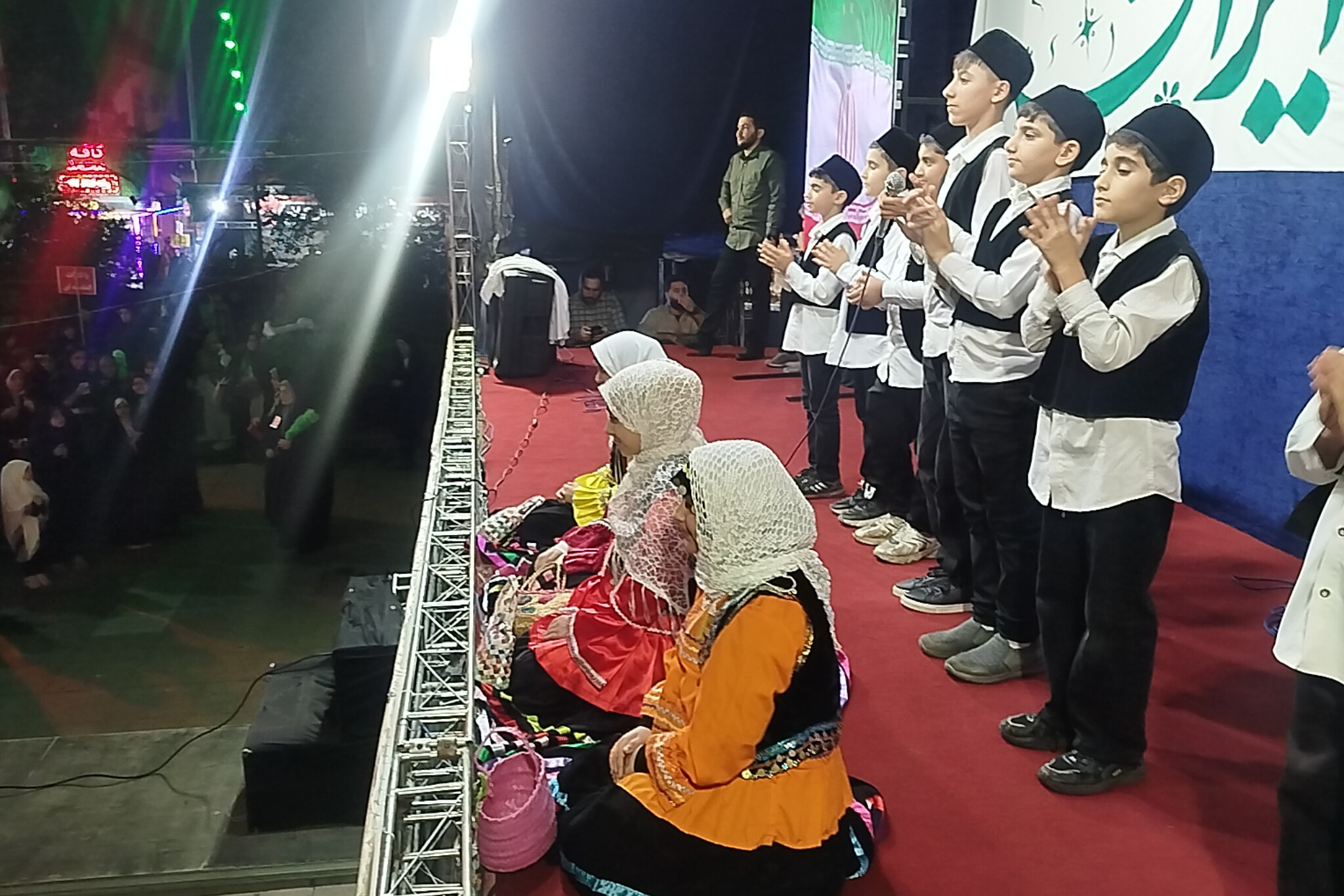 اجرای نماهنگ «زردِکلّه» در تجمع شبانه مردم در رشت اجرای نماهنگ «زردِکلّه» در تجمع شبانه مردم در رشت