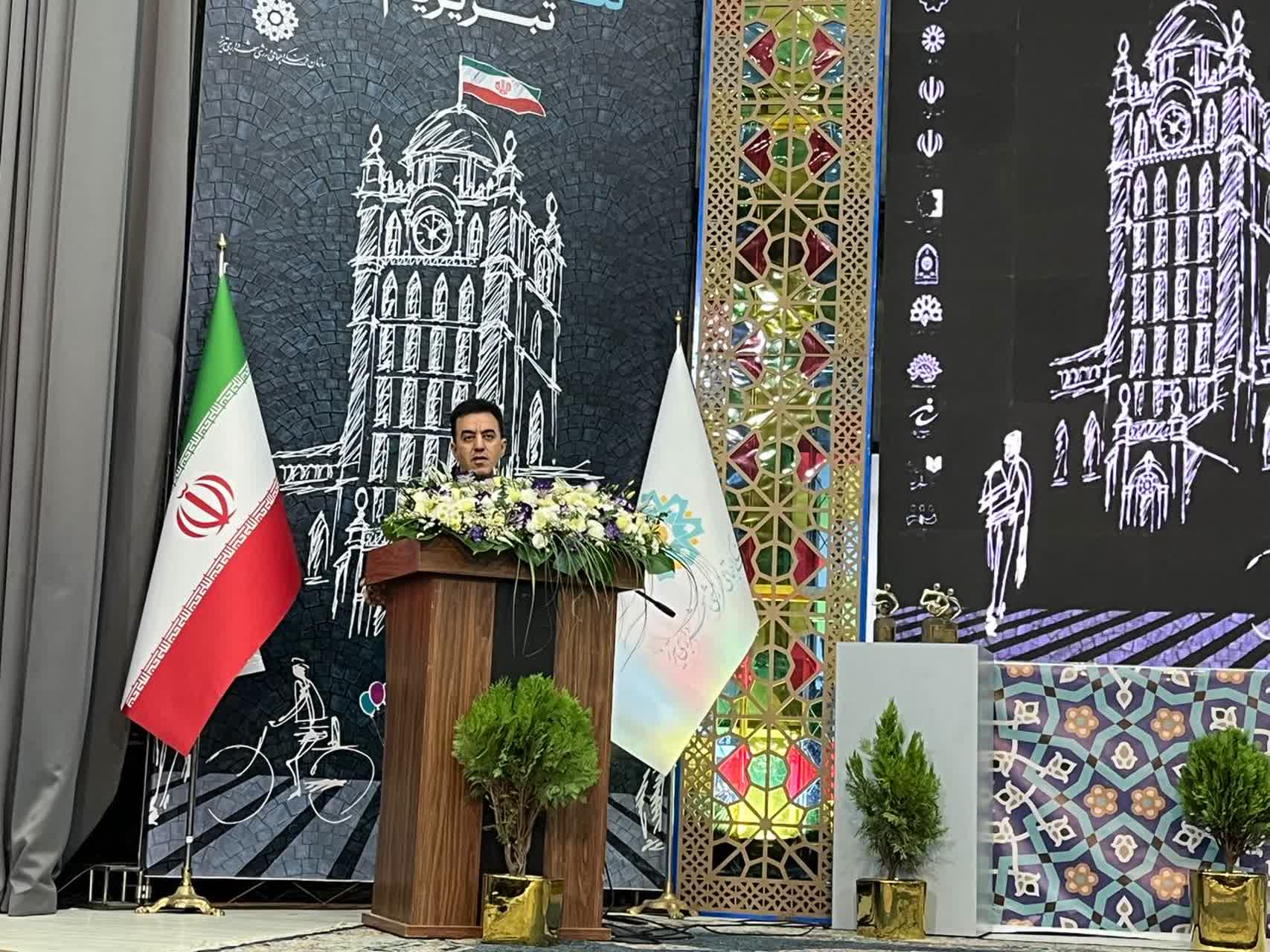 تئاتر خیابانی به تقویت نشاط اجتماعی و پویایی شهری کمک میکند تئاتر خیابانی به تقویت نشاط اجتماعی و پویایی شهری کمک میکند