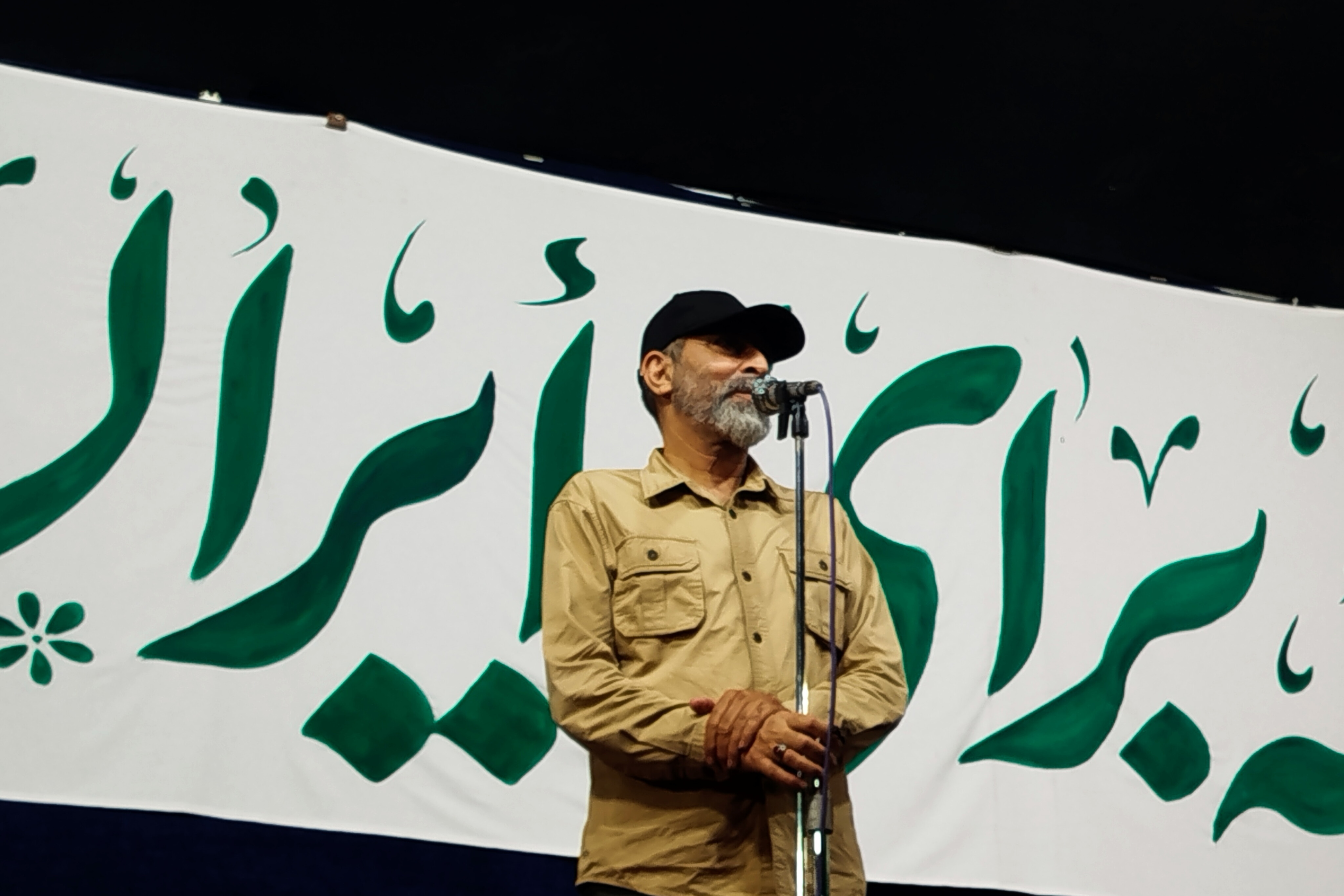 رزمندگان دفاع مقدس با اخلاص و ایثار در برابر دشمن ایستادگی کردند رزمندگان دفاع مقدس با اخلاص و ایثار در برابر دشمن ایستادگی کردند
